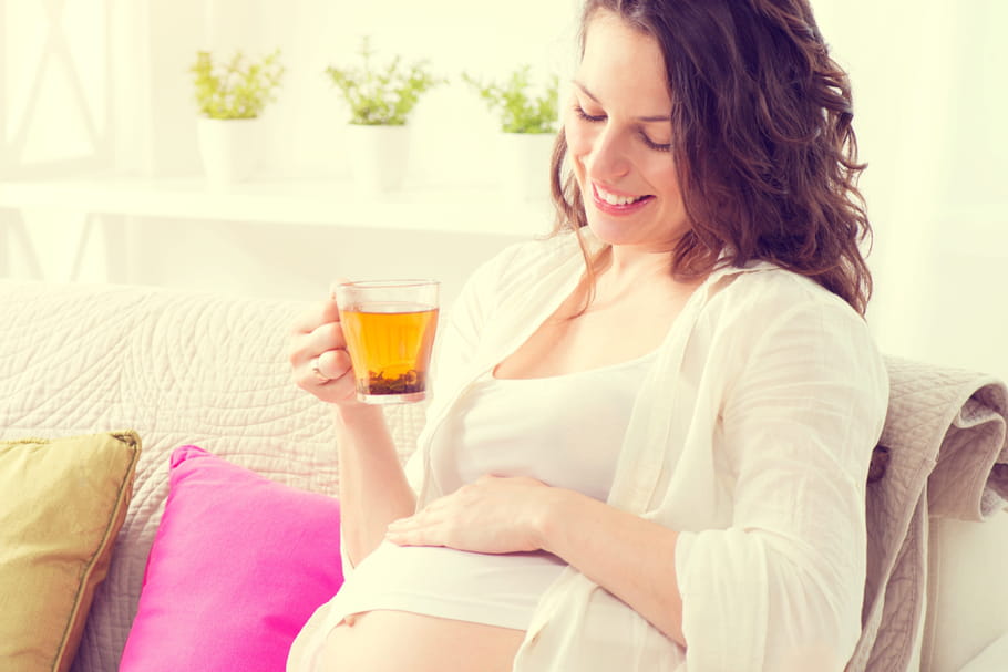 Tisane grossesse : quelles sont les plantes à prendre ou à éviter ?