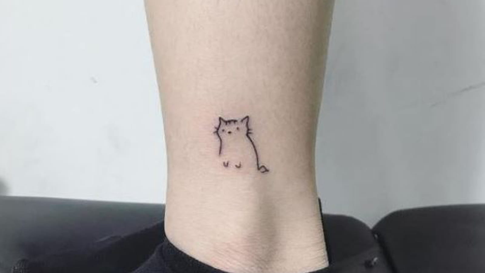 Chat enfantin sur la cheville