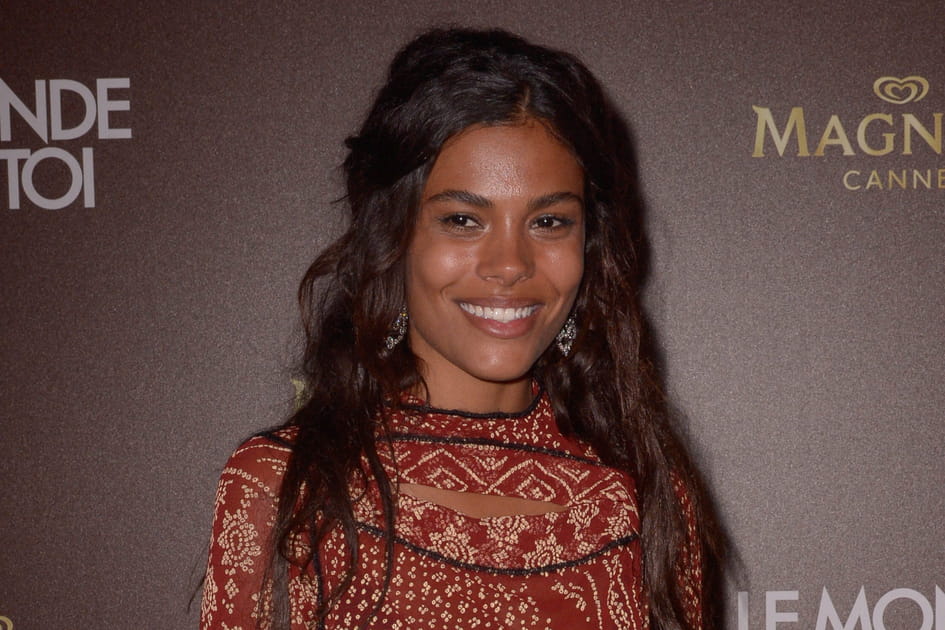 Tina Kunakey, simple avec ses cheveux ondul&eacute;s rel&acirc;ch&eacute;s