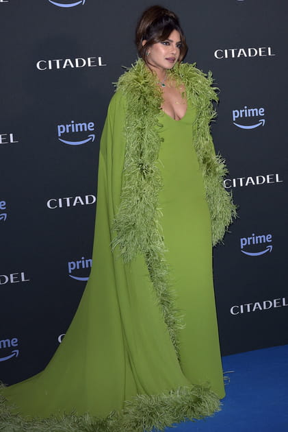 Priyanka Chopra en robe longue vert vif au décolleté plongeant