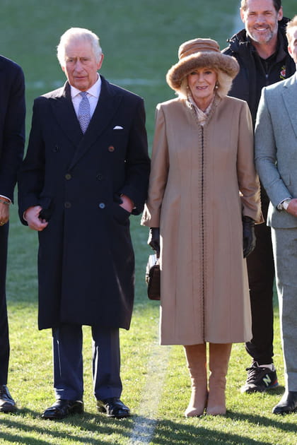 Camilla Parker-Bowles en long manteau camel et bottes en daim assorties