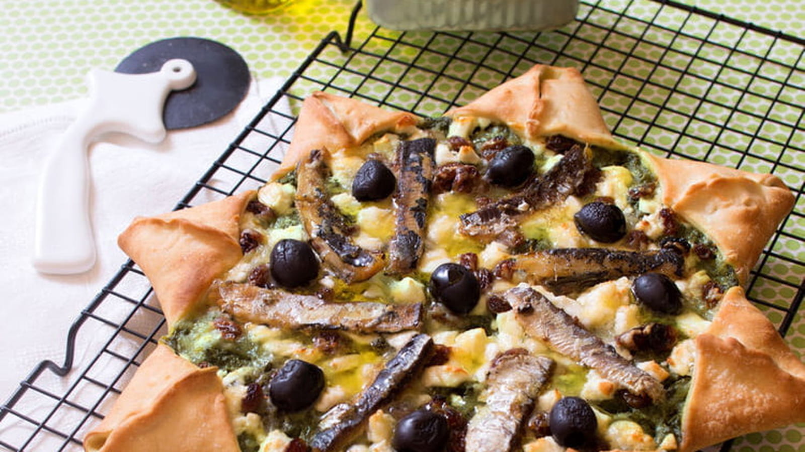 Pizza étoile aux épinards, sardines, feta et raisins