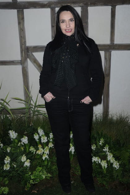 Béatrice Dalle en blouse à motifs et veste noire