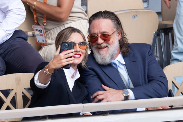 Russell Crowe et sa jeune compagne Britney Theriot, duo très élégant à Roland-Garros