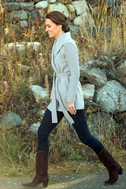 Kate Middleton en bottes western et cardigan nou&eacute;