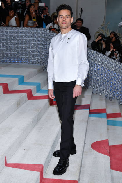 Rami Malek en top blanc et pantalon noir
