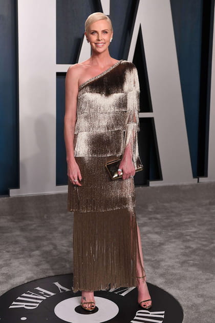 Charlize Theron en robe asymétrique dorée à franges Dior