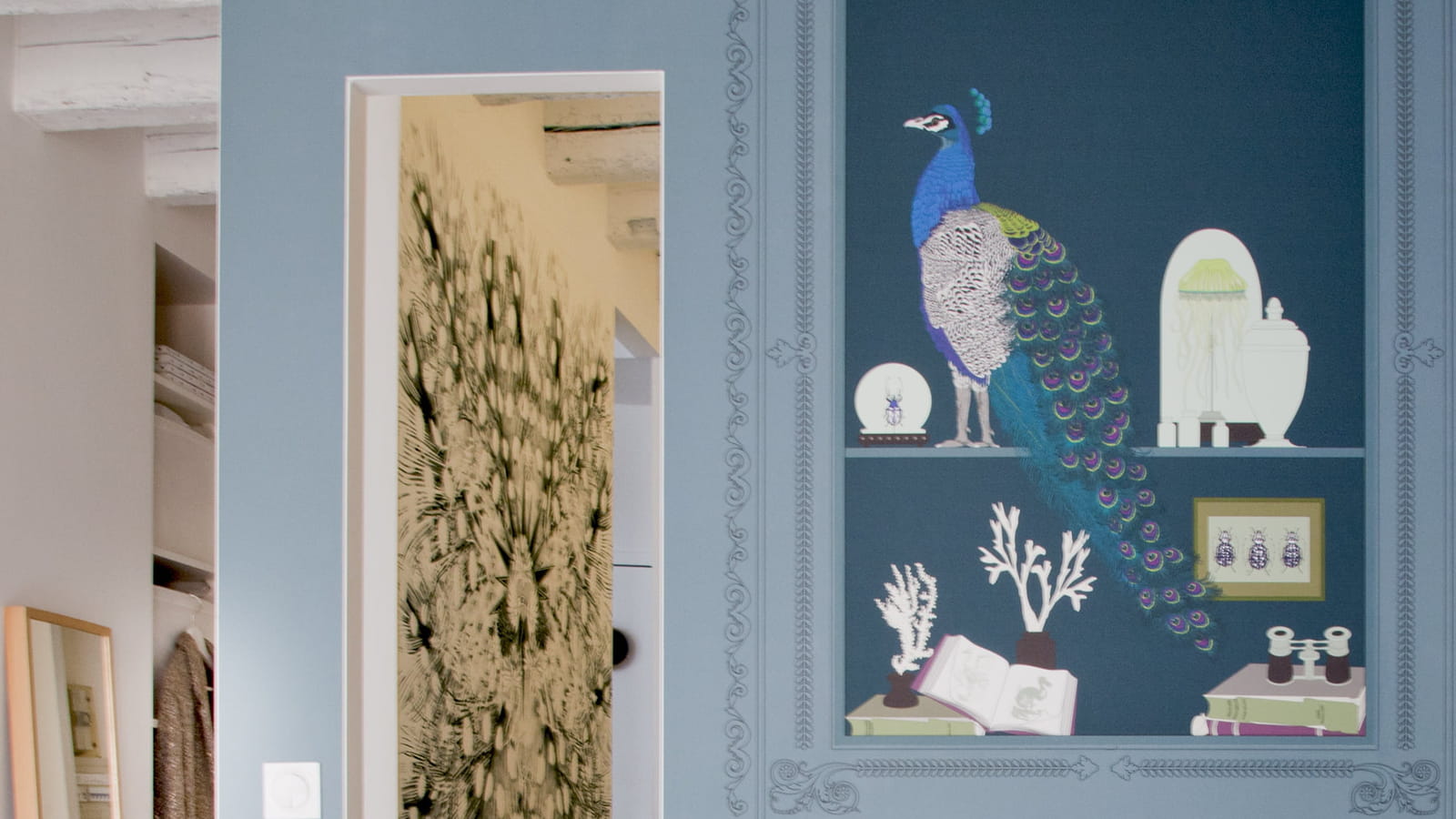 Décor mural ponctué de bleu canard
