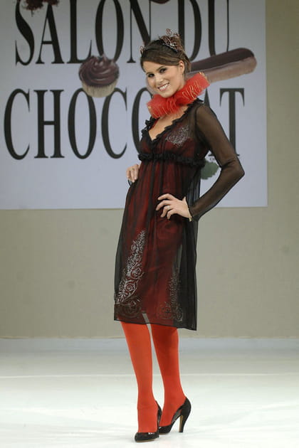 Karine Ferri en nuisette transparente et combinaison rouge