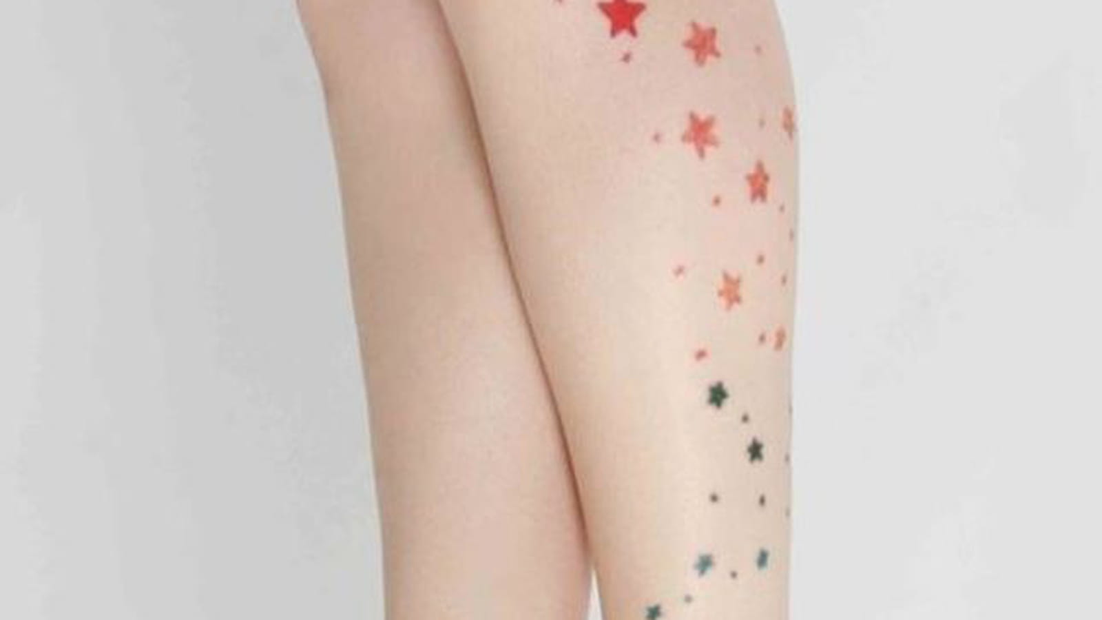Etoiles colorées le long de la jambe