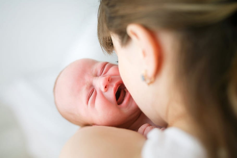 Syndrome du bébé secoué: quelle attitude face à des pleurs prolongés?