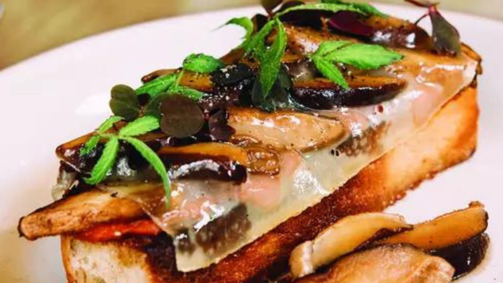 Tartine de pain au lait toasté, shiitakés sautés et dip salsa piquante