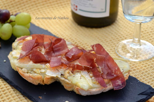Bruschetta au Reblochon, huile citronnée, noix et jambon