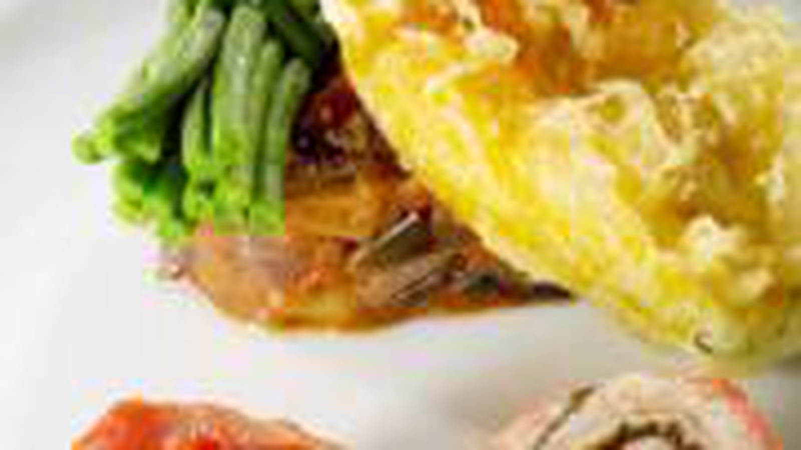 Queue de Lotte rôtie au jambon noir de Bigorre et tapenade, Ratatouille de légumes du jardin et tempura de fleurs de courgettes