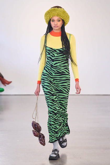 Robe longue z&eacute;br&eacute;e et T-shirt n&eacute;on aper&ccedil;us sur le d&eacute;fil&eacute; Colin Locascio