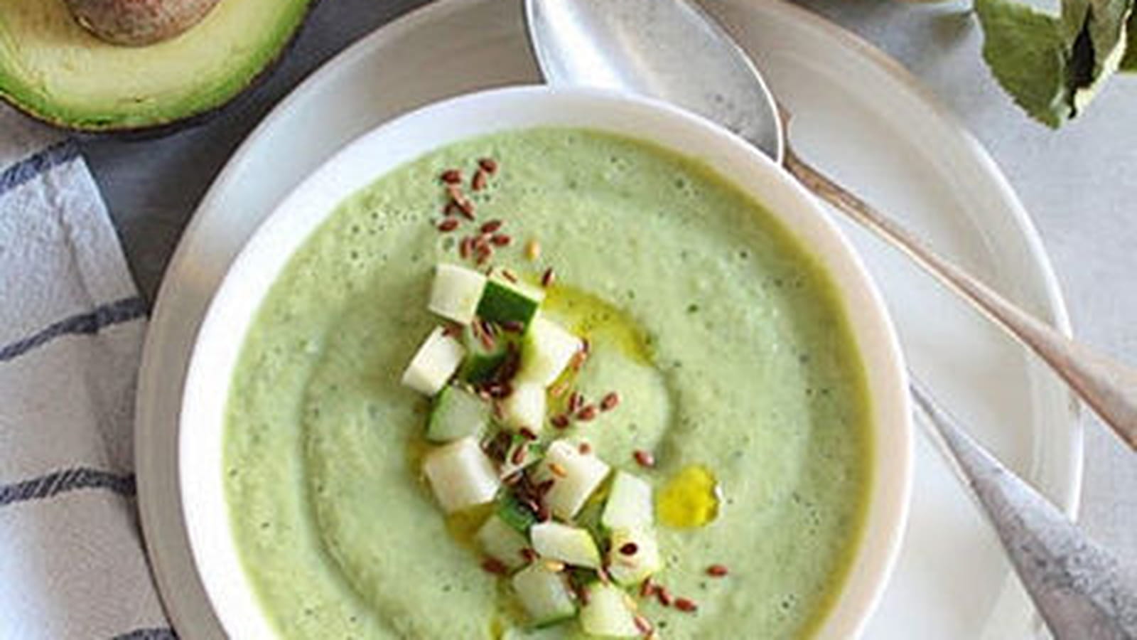 Soupe froide concombre, avocat et pomme