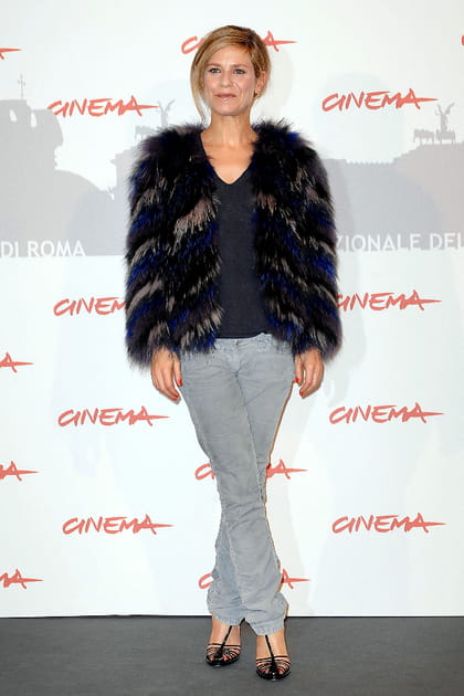 Marina Foïs en jean slim gris