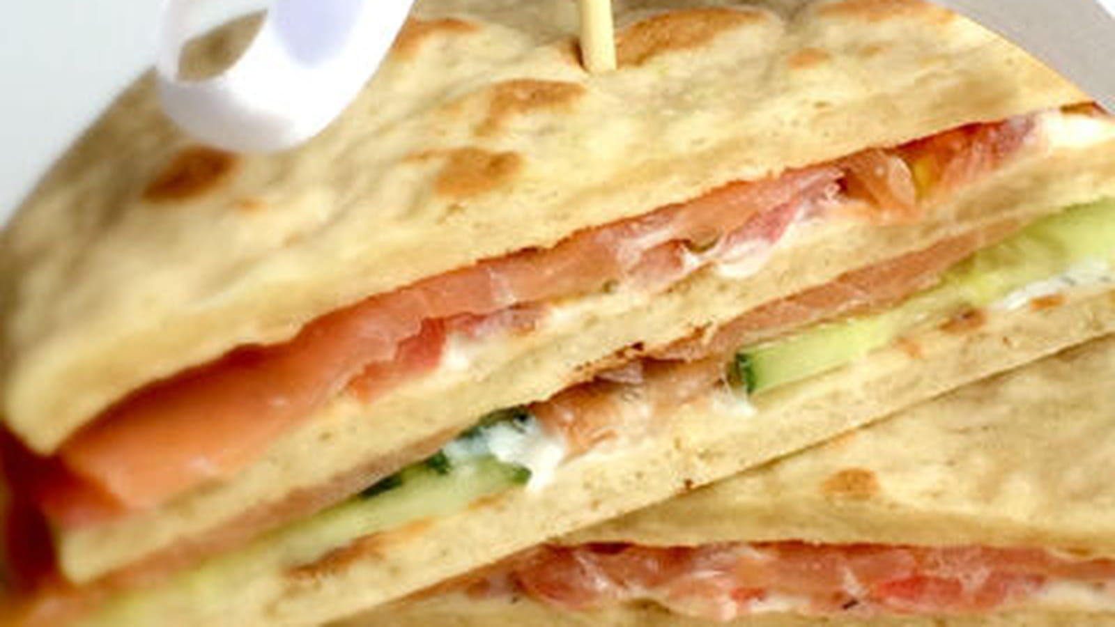 Sandwich suédois au saumon et sauce yaourt