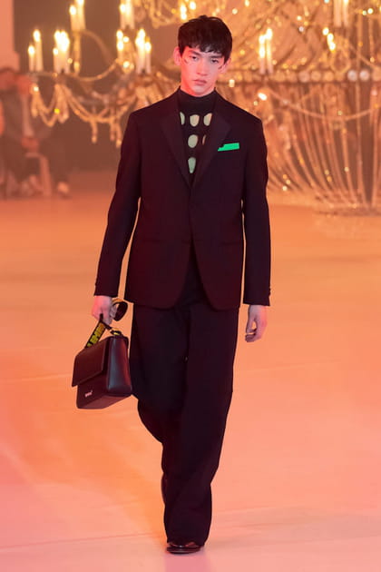 Look 1 du défilé Off-White