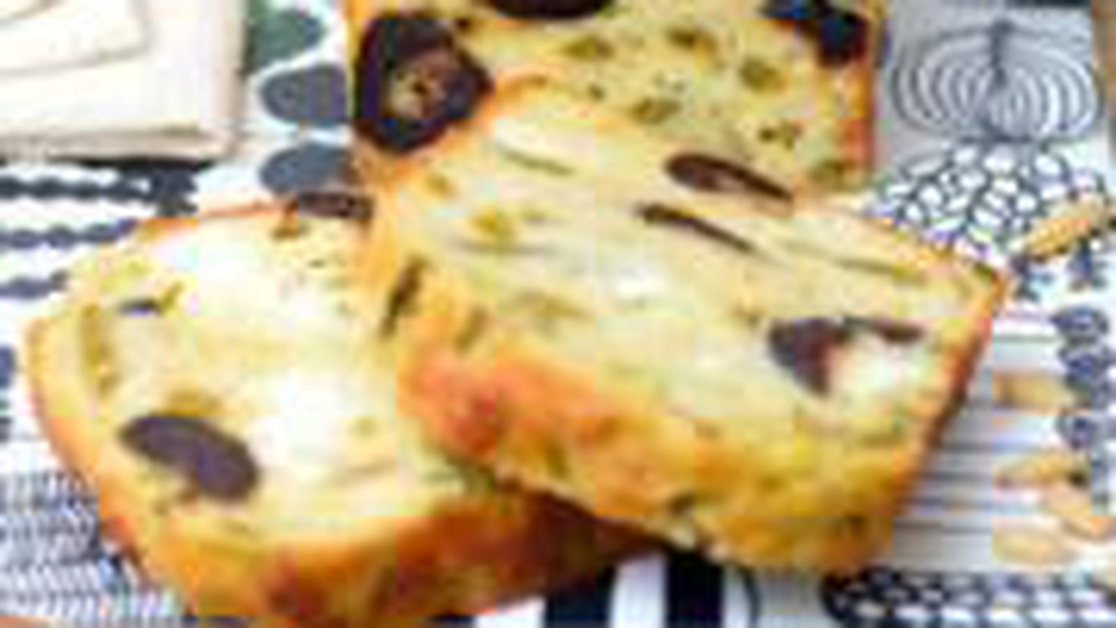Cake aux haricots verts, feta, pignons et olives noires