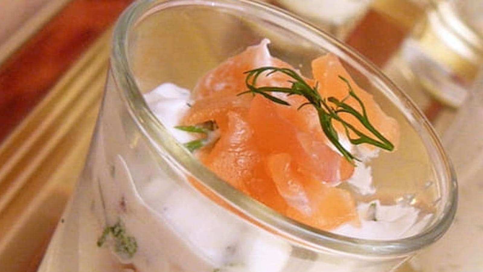 Verrines de saumon fumé, ricotta, ciboulette et aneth