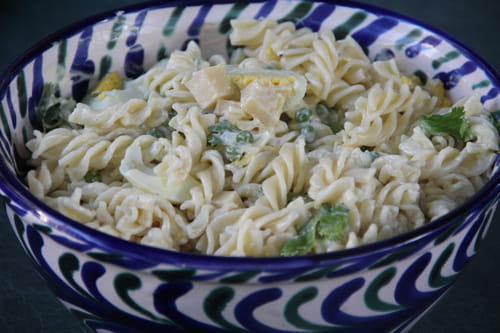 Salade de pâtes végétarienne aux oeufs et petits pois