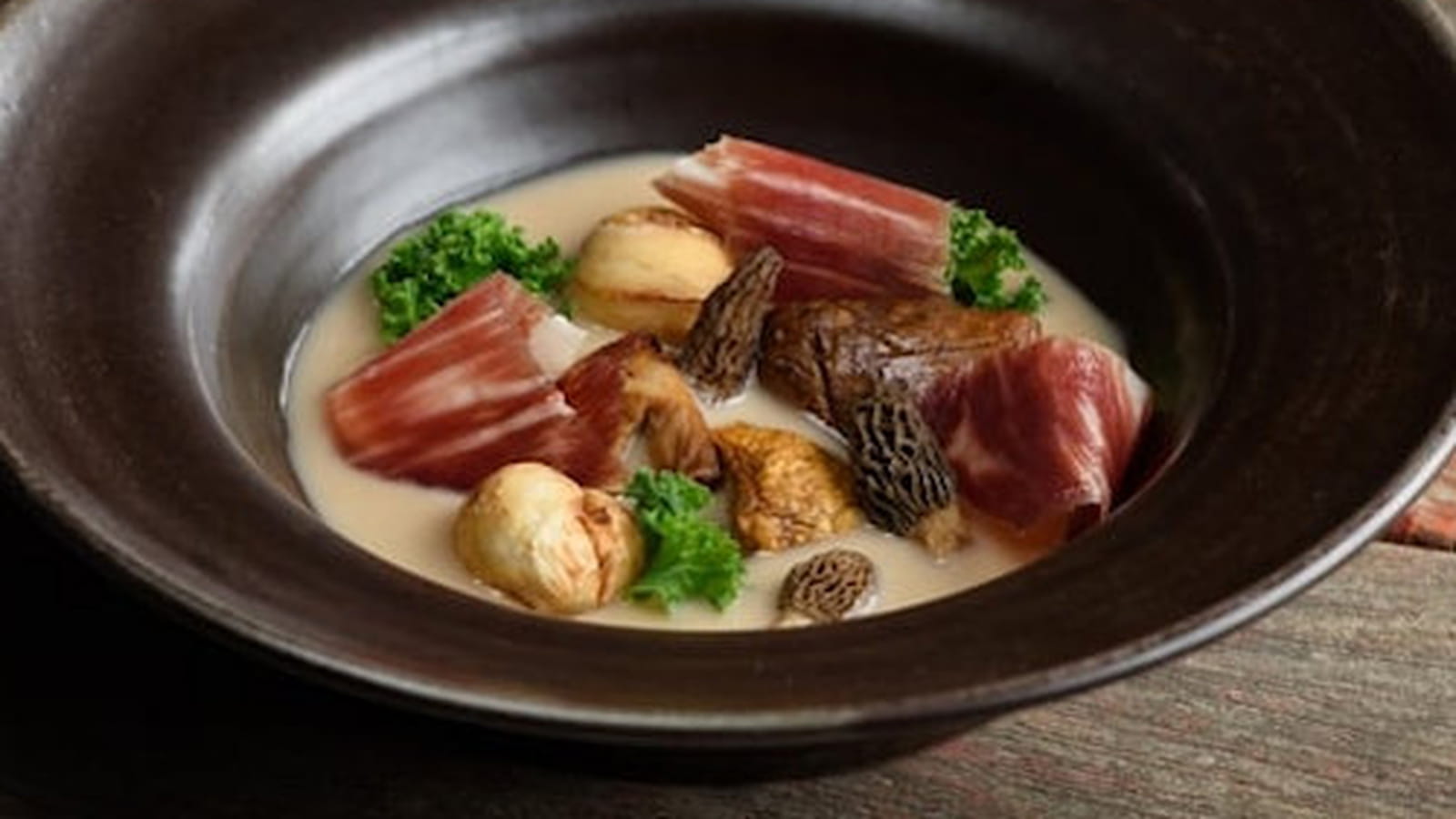Soupe aux châtaignes, champignons, chou frisé kale et jambon ibérico Cinco Jotas