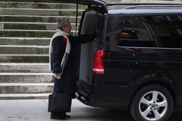 Fran&ccedil;oise Laborde se recueille devant le cercueil de sa s&oelig;ur Catherine Laborde