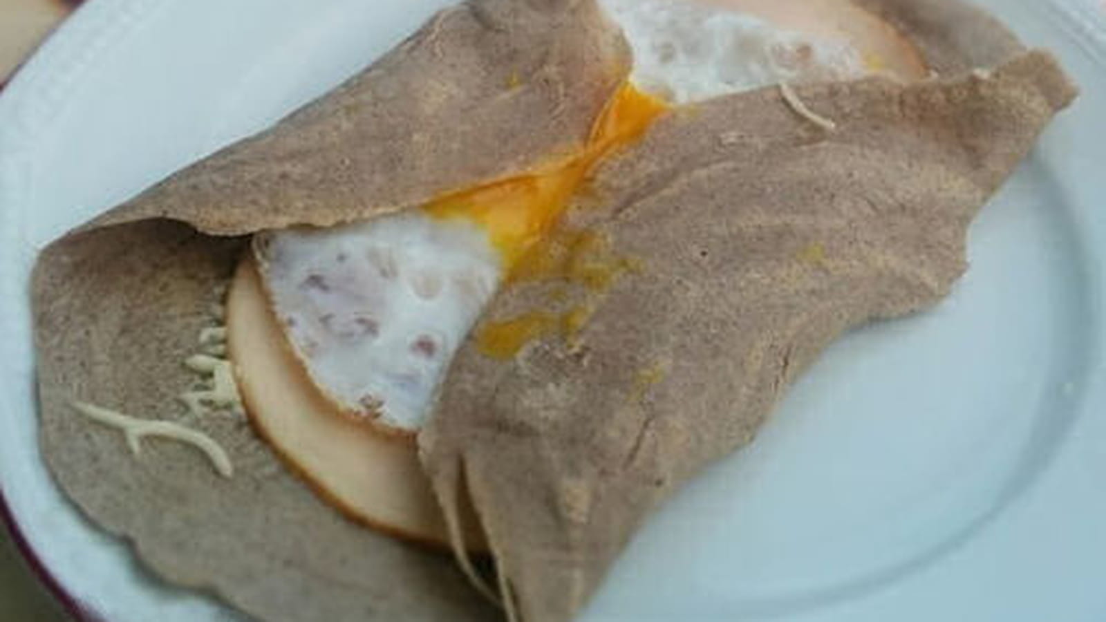 Galette complète au jambon, oeuf et emmental