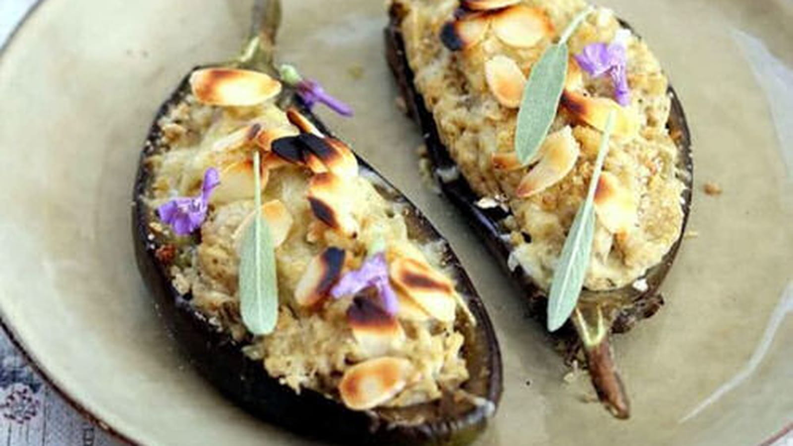 Aubergines farcies au poulet, sauge fraîche et son croustillant d'amandes