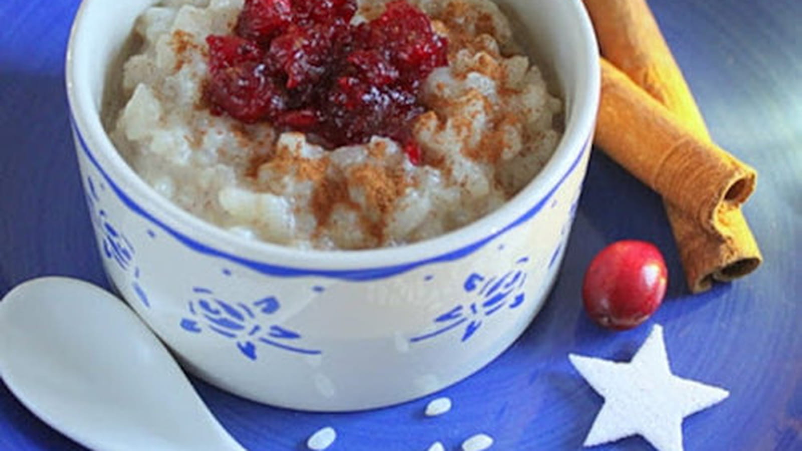 Riisipuuro, riz au lait à la cannelle finlandais et sa compotée de cranberries