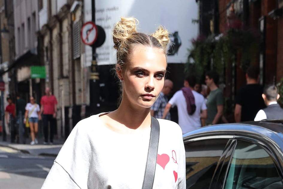 Les deux chignons hauts indisciplin&eacute;s de Cara Delevingne