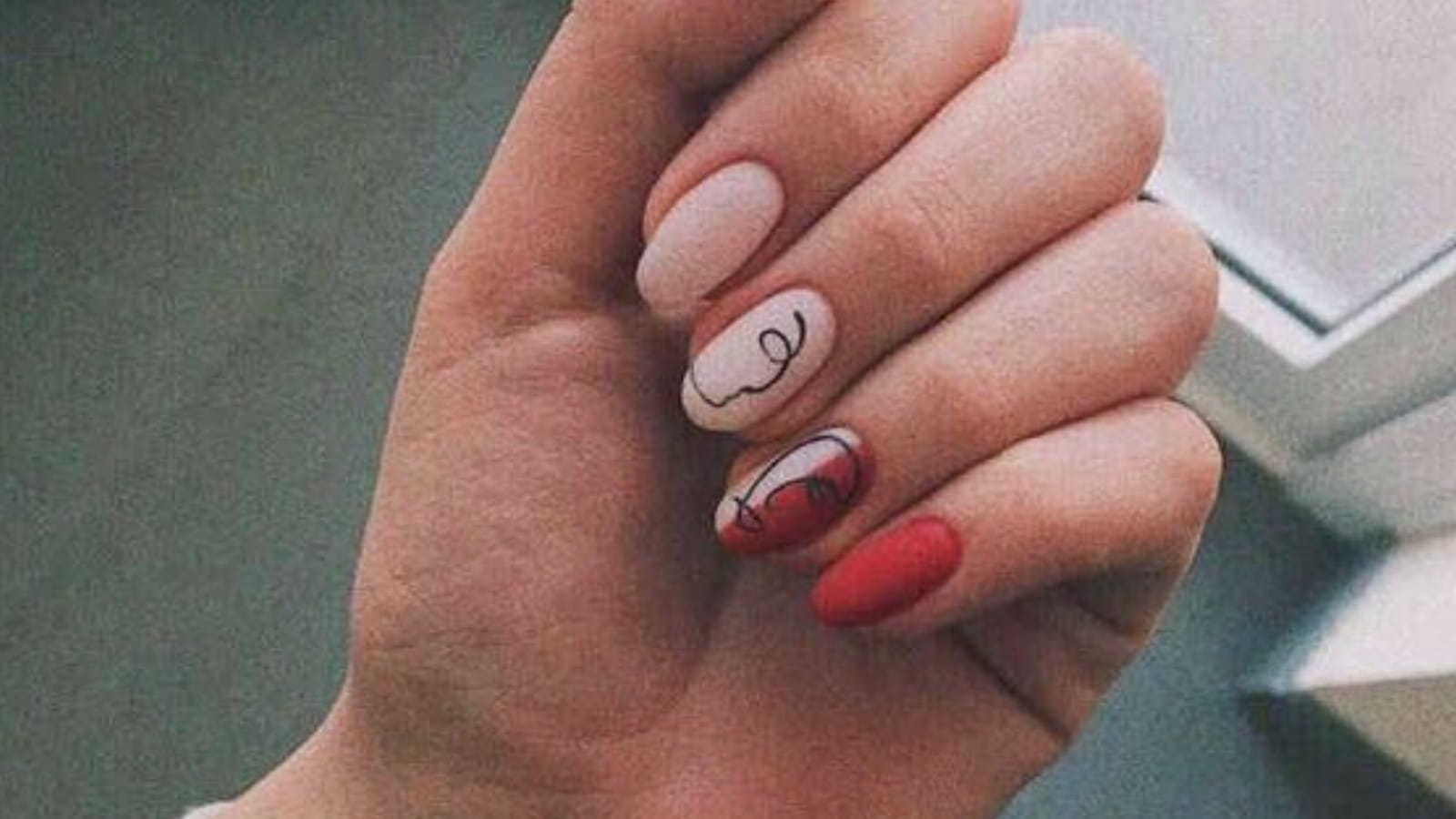 Des ongles rouges avec des dessins