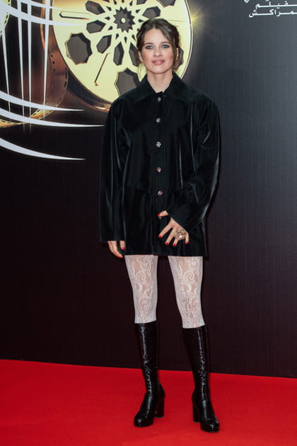 Rebecca Marder en robe courte noire et collants en dentelle blancs