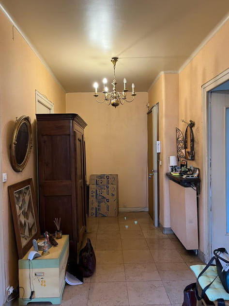 Avant&nbsp;: une entr&eacute;e vieillotte et encombr&eacute;e