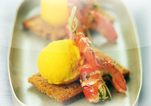 Queues de crevettes au gingembre sur toast de pain d'épice, sorbet mangue