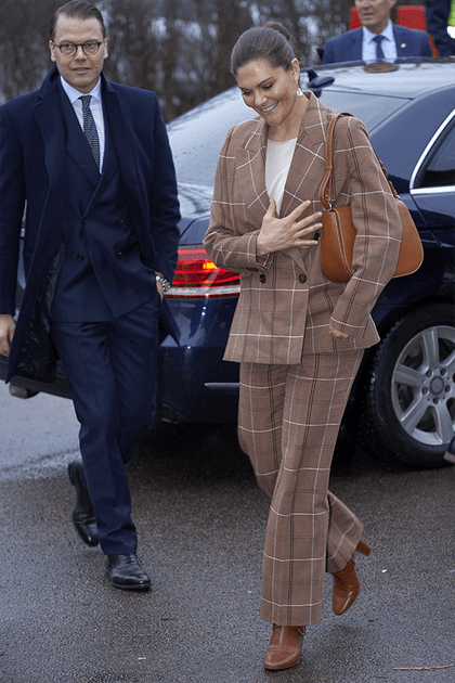 Victoria de Su&egrave;de en tailleur pantalon &agrave; carreaux