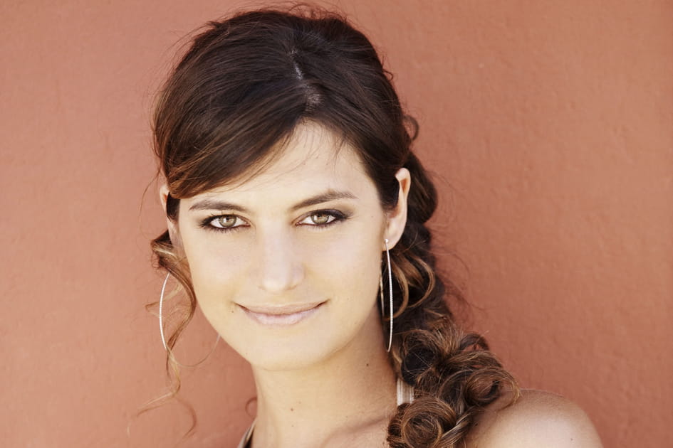 Le regard charbonneux de La&euml;titia Milot