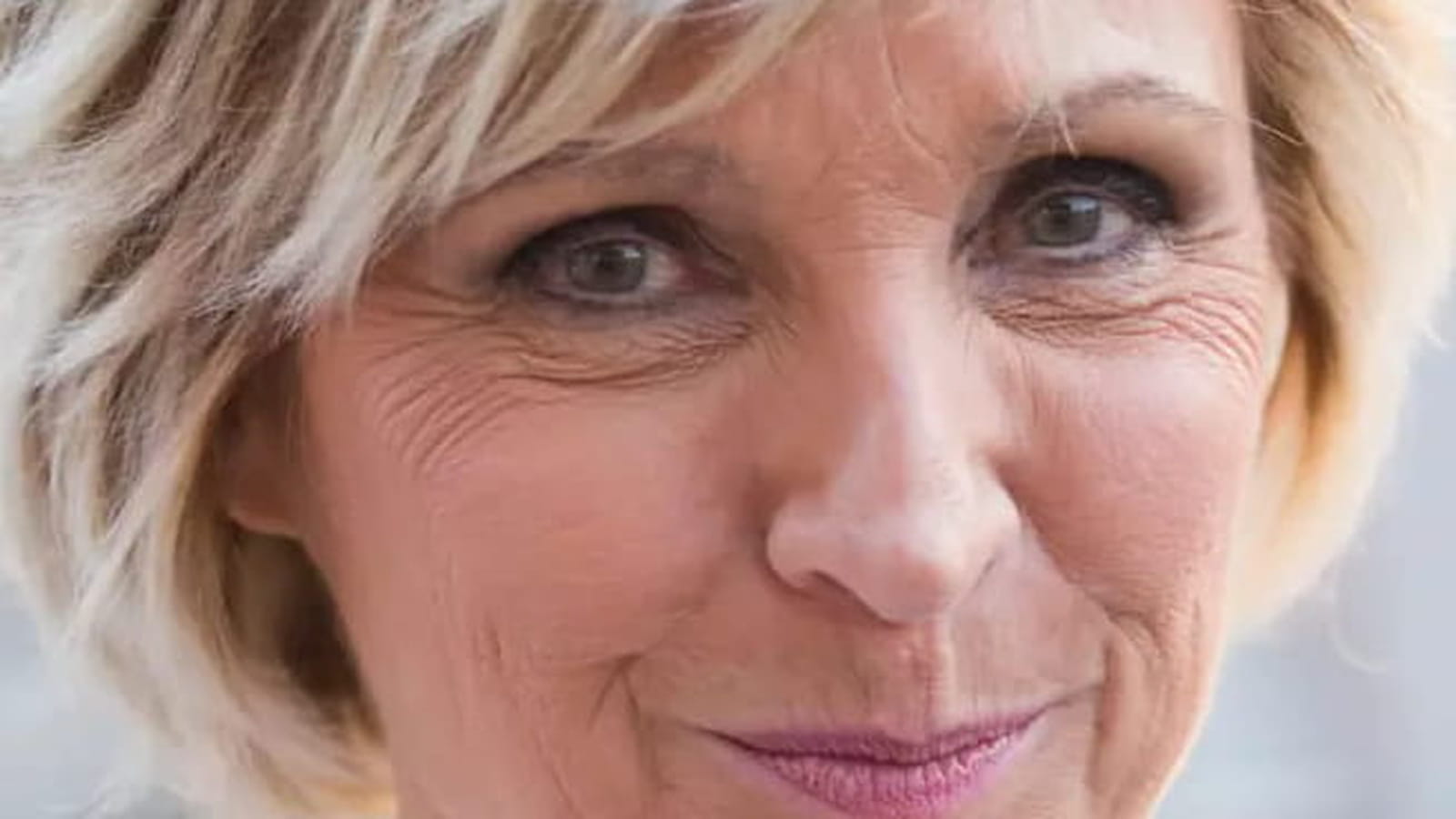 Evelyne Dhéliat