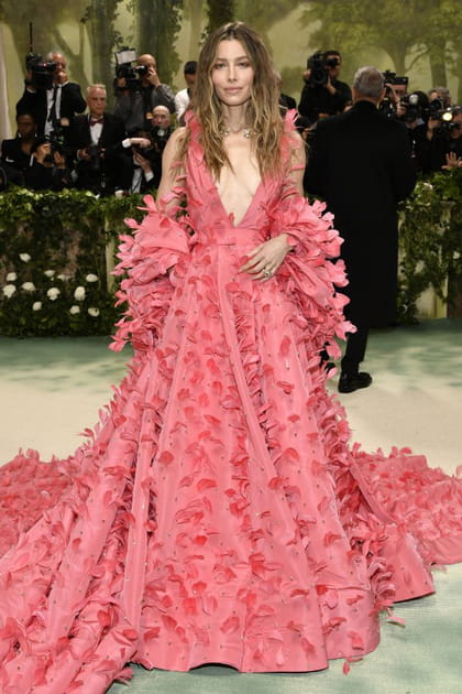 Jessica Biel assume son d&eacute;collet&eacute; jusqu'au nombril dans une robe enti&egrave;rement "roses"