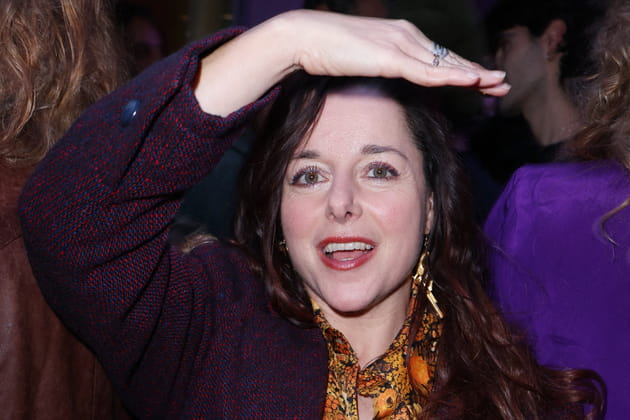 Laure Calamy éblouie par les flashs à la soirée pour le film Dix pour cent