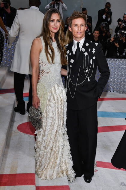 Hannah Bagshawe en robe texturée Alexander McQueen et Eddie Redmayne en costume trois pièces Alexander McQueen