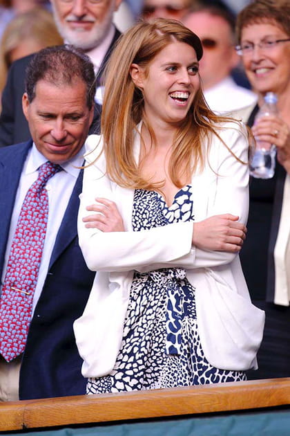 Beatrice d'York en robe à motifs et veste blanche