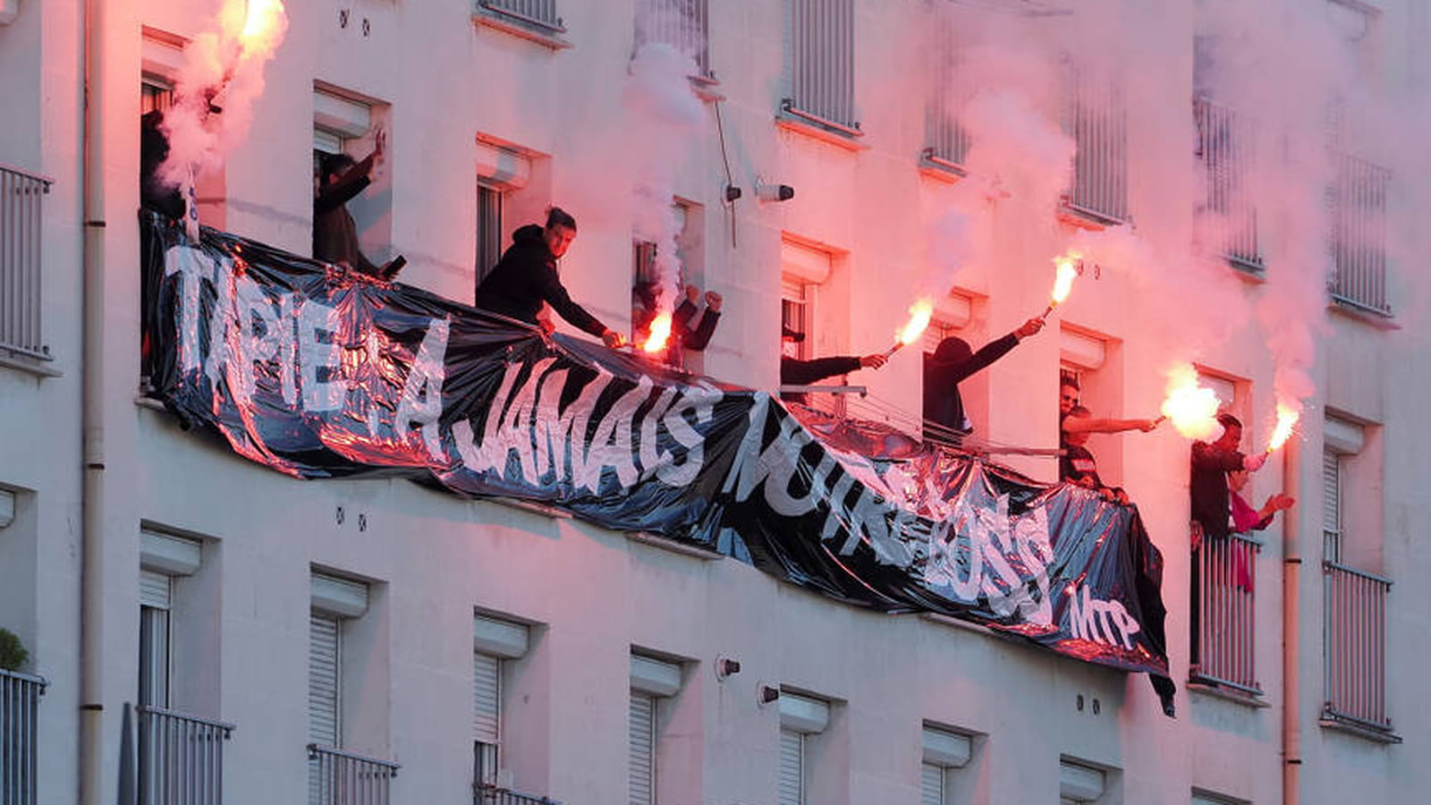 Les Marseillais rendent hommage à Bernard Tapie