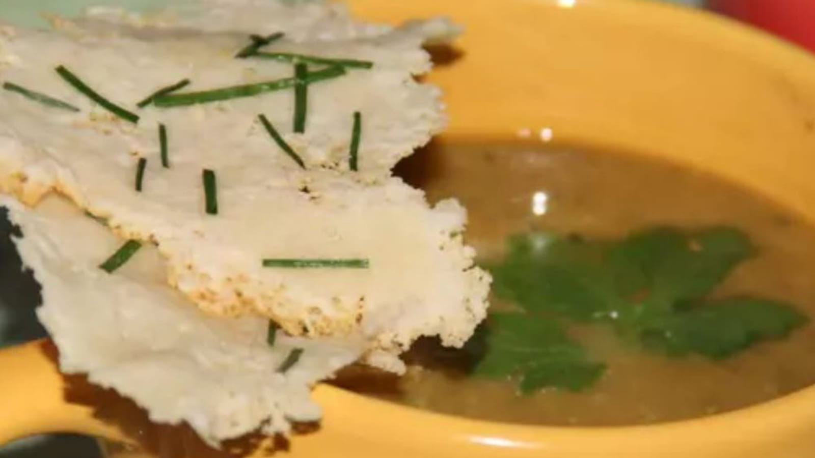 Veloute début d'automne et sa tuile de parmesan