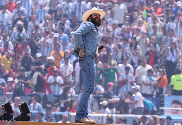 Post Malone se produit lors de la finale de la Coupe du monde de football
