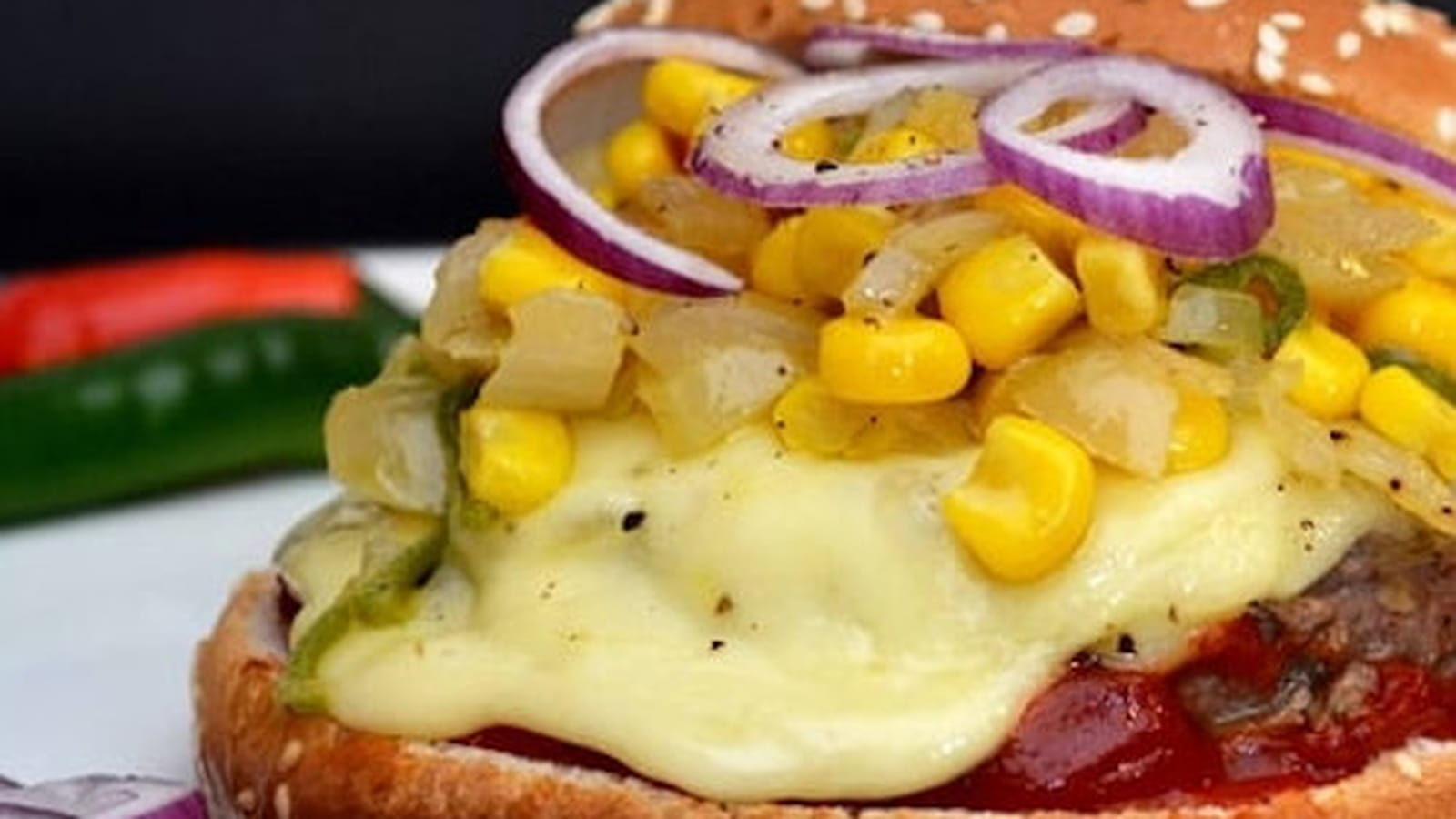 Burgers à la mexicaine, salsa d'oignons, maïs et piments