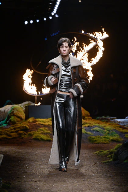 Long manteau en peau retourn&eacute;e et ensemble top et pantalon m&eacute;tallis&eacute;s aper&ccedil;us sur le d&eacute;fil&eacute; Blumarine