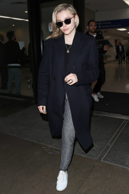 Chloë Grace Moretz en long manteau noir