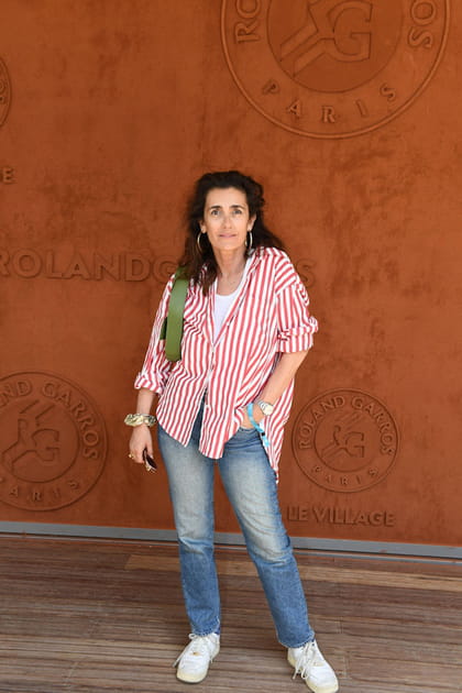 Mademoiselle Agn&egrave;s en chemise rouge ray&eacute;e et jean droit